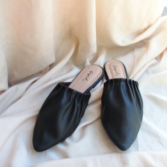 🚨FEW PAIRS LEFT🚨// Black Ruche Flat - Picture 6 of 6